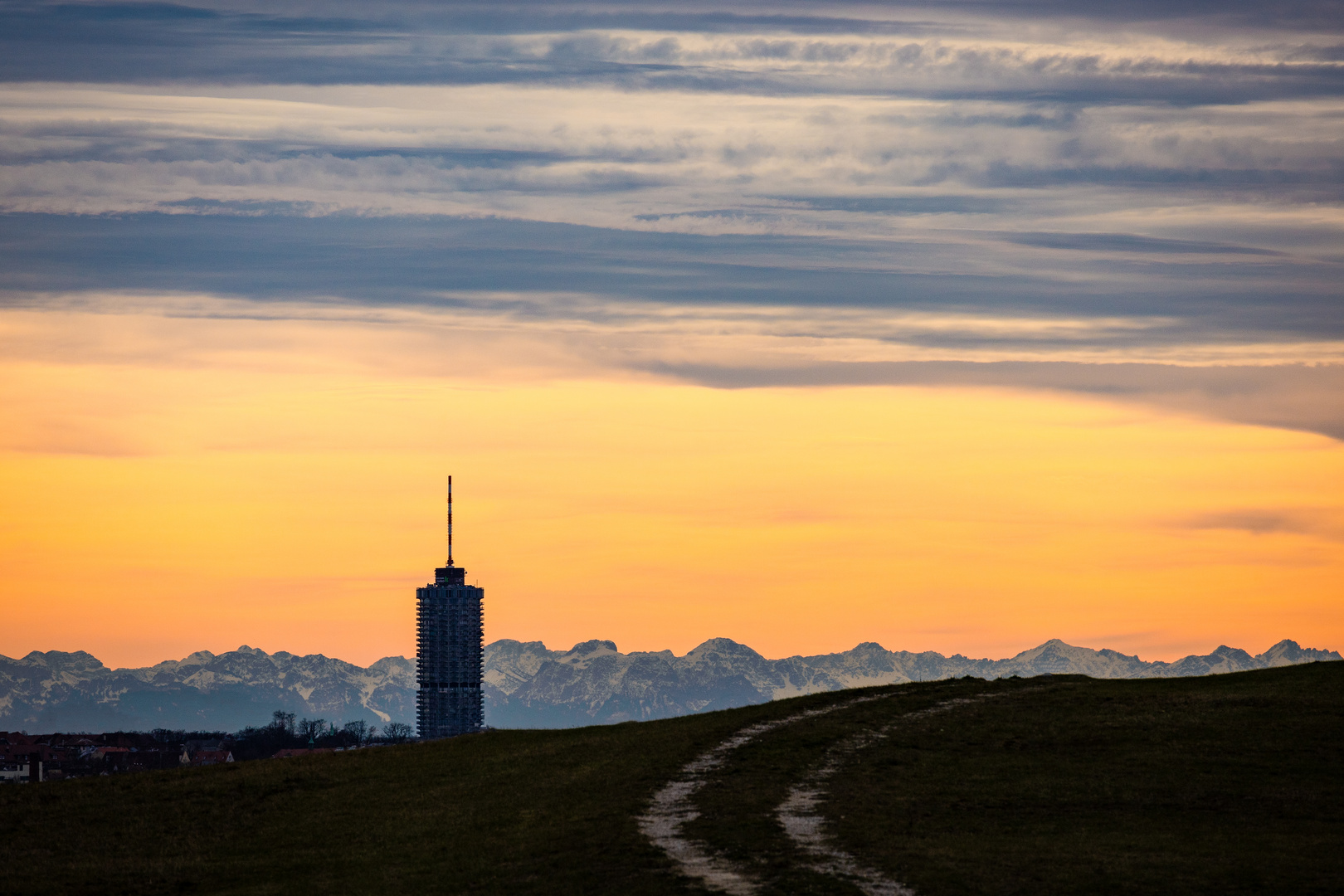 Hinter Augsburg die Berge