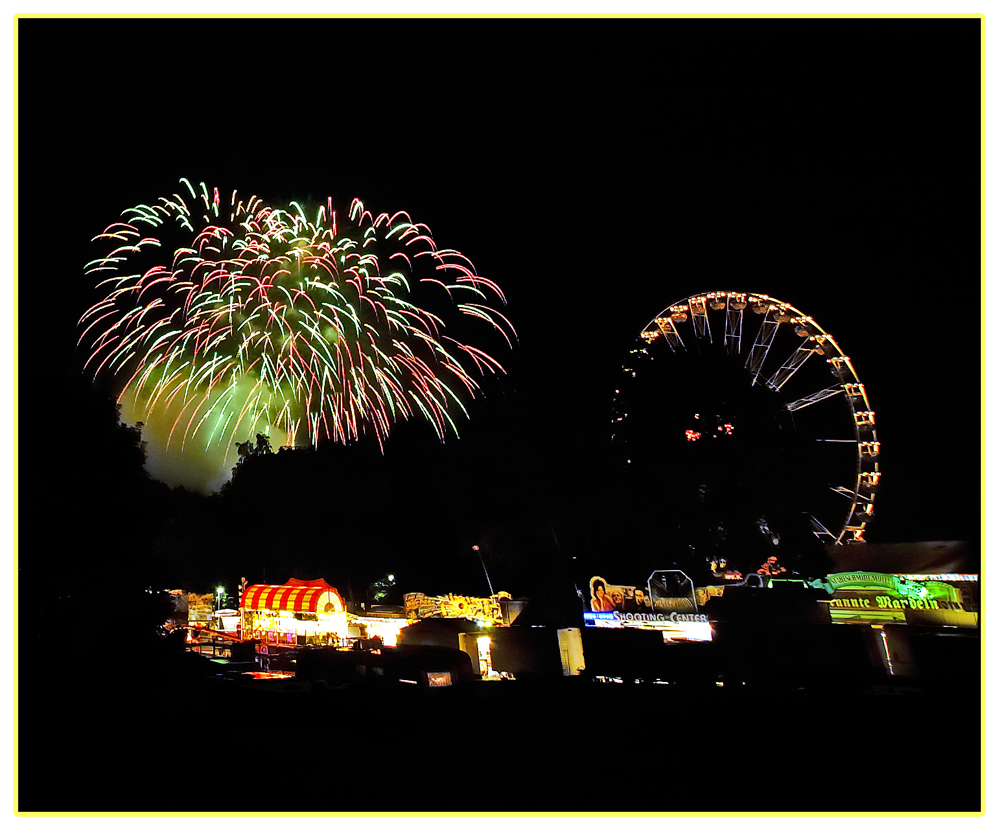 Hinter Bäumen konnte ich das faszinierende Feuerwerk fotografieren.