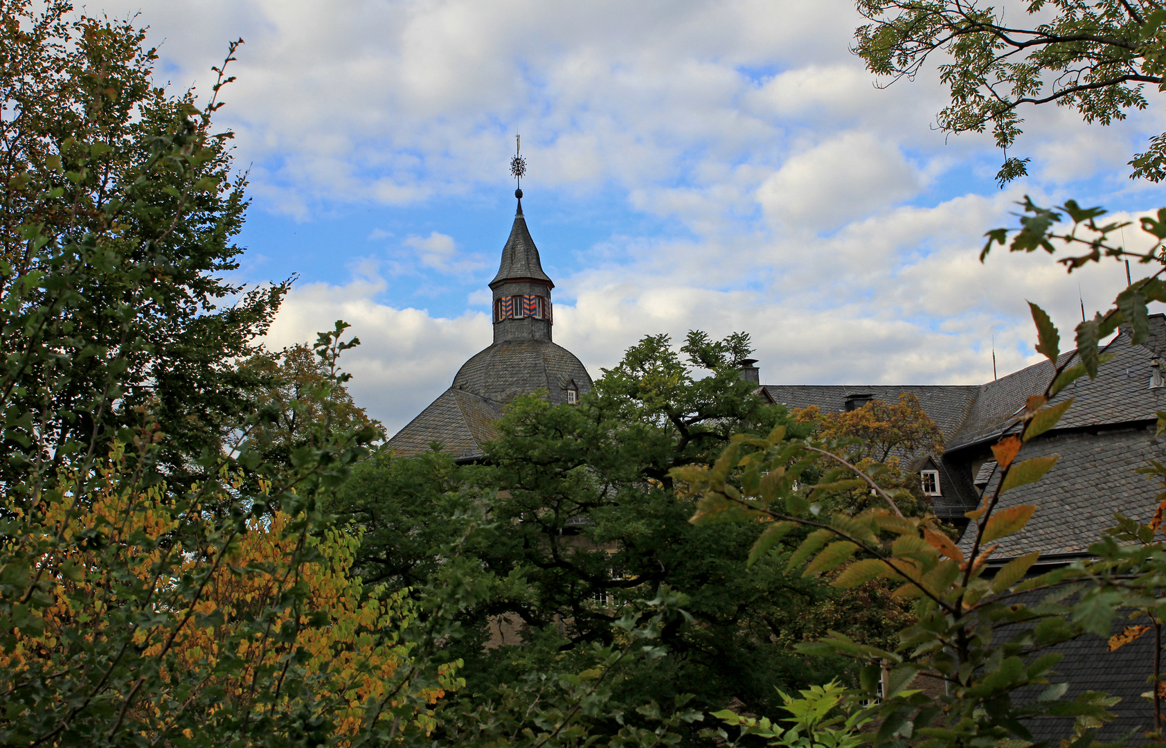 Hinter Bäumen (Oberes Schloss in Siegen)