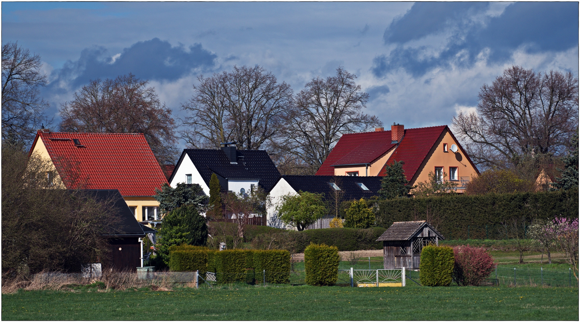 Hinter Büschen und Hecken