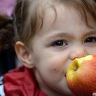 hinter dem Apfel, das bin ich