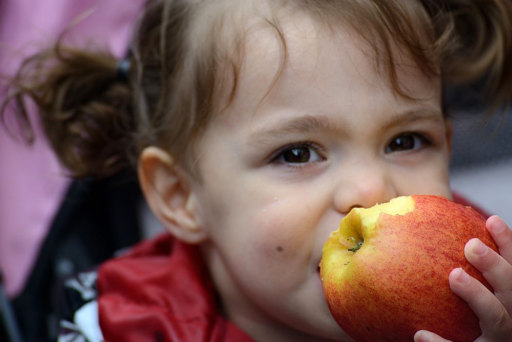 hinter dem Apfel, das bin ich