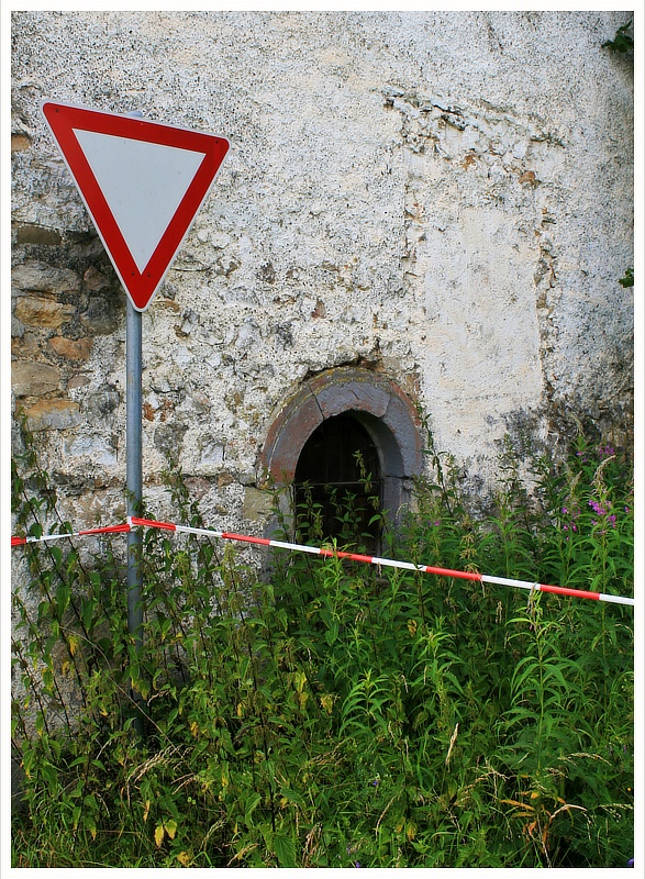 Hinter dem ausgebrannten Haus