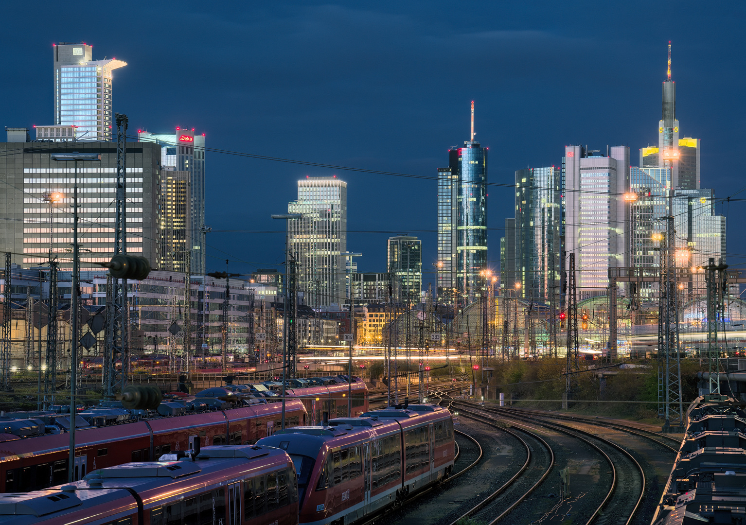 Hinter dem Bahnhof