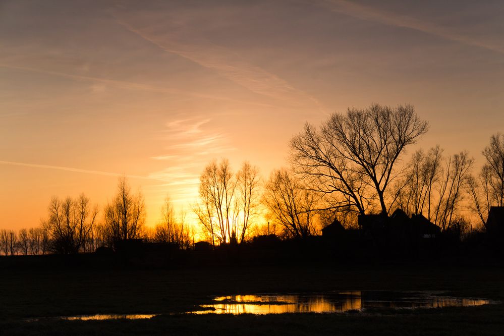 hinter dem Dorf