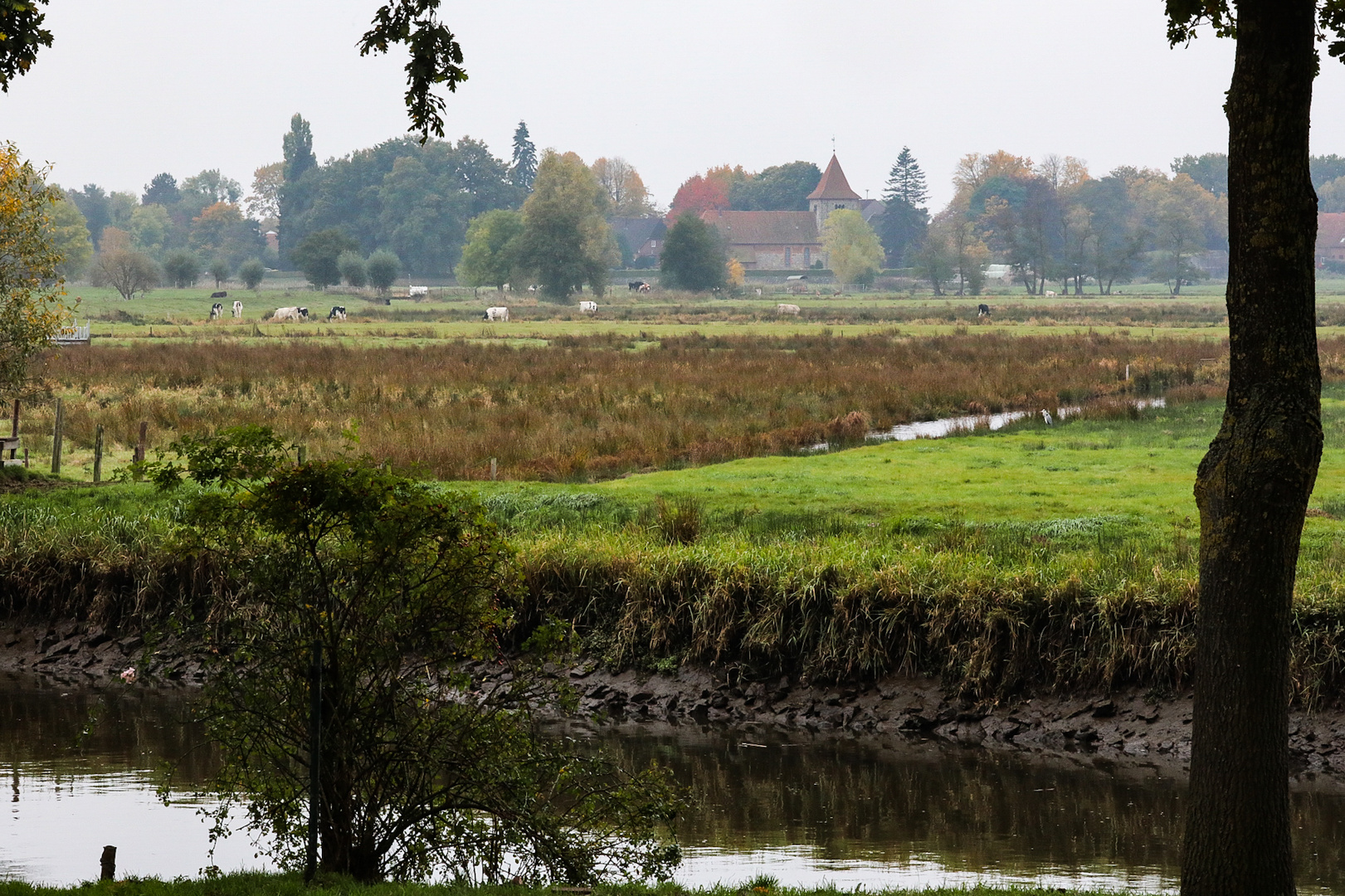 Hinter dem Fluss