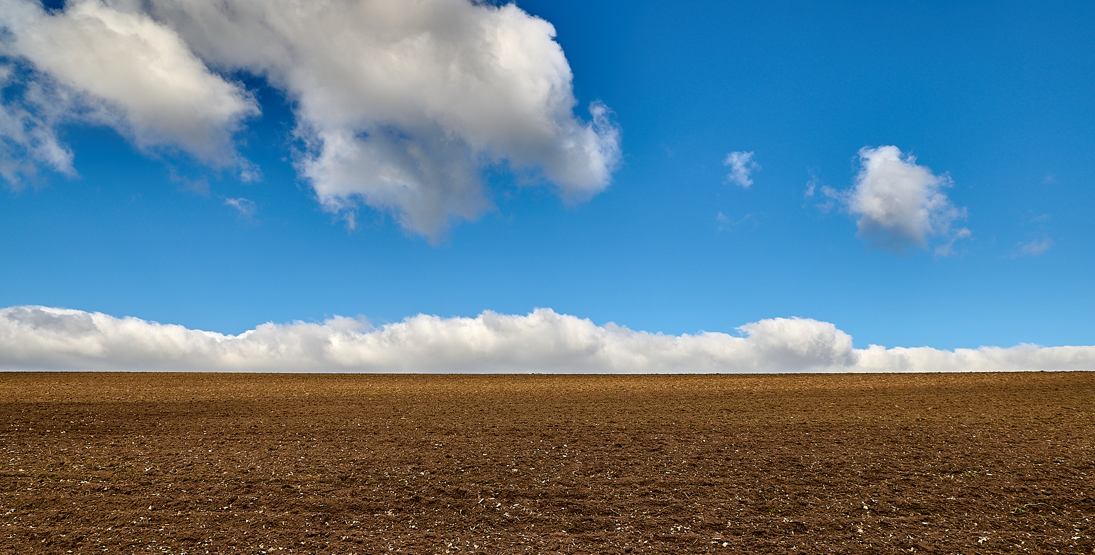 Hinter dem Horizont geht es weiter, die Wolken lockern das Blau etwas auf... :-)