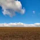 Hinter dem Horizont geht es weiter, die Wolken lockern das Blau etwas auf... :-)