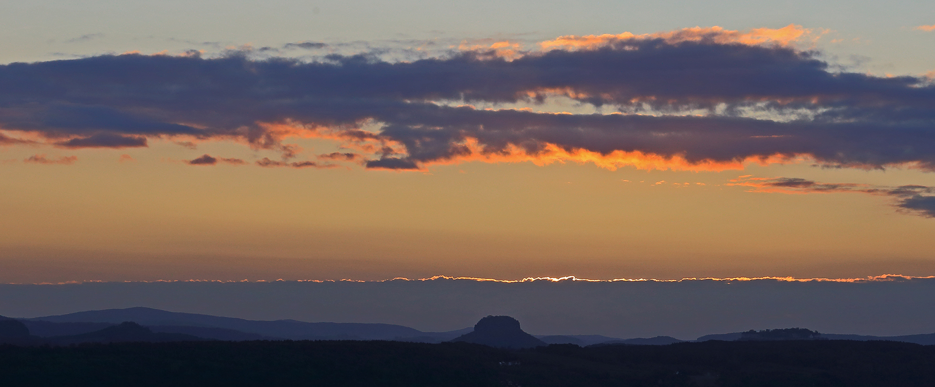 Hinter dem Lilienstein lag eine scharf abgegernzte Wolkenschicht...