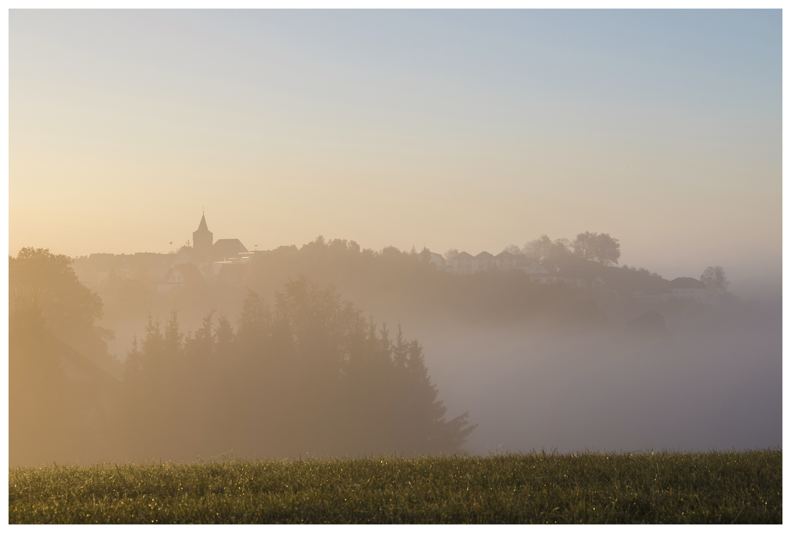 Hinter dem Nebel liegt der Morgen