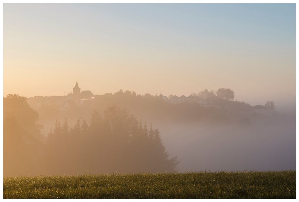 Hinter dem Nebel liegt der Morgen