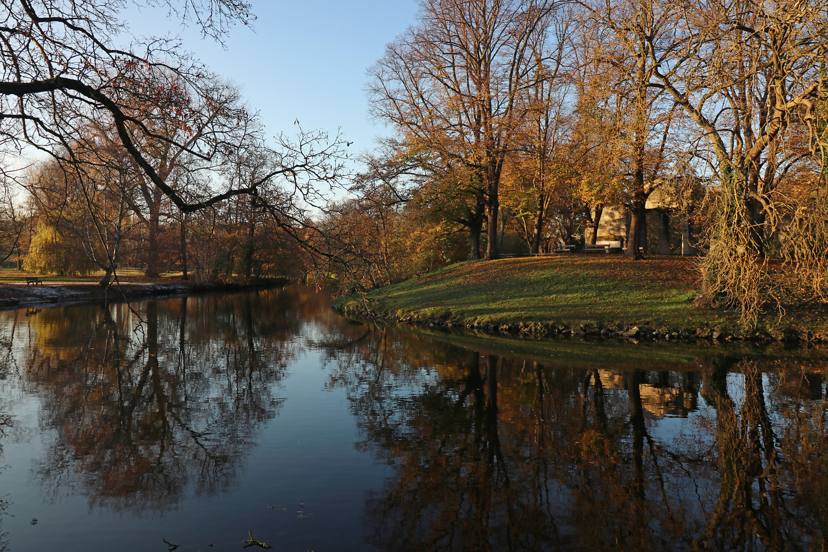 Hinter dem Portikus