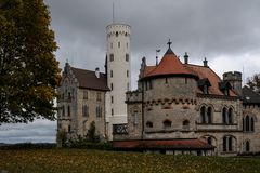 hinter dem Schloss