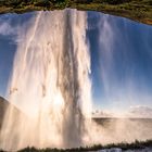 Hinter dem Seljalandsfoss 