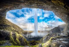 Hinter dem Seljalandsfoss