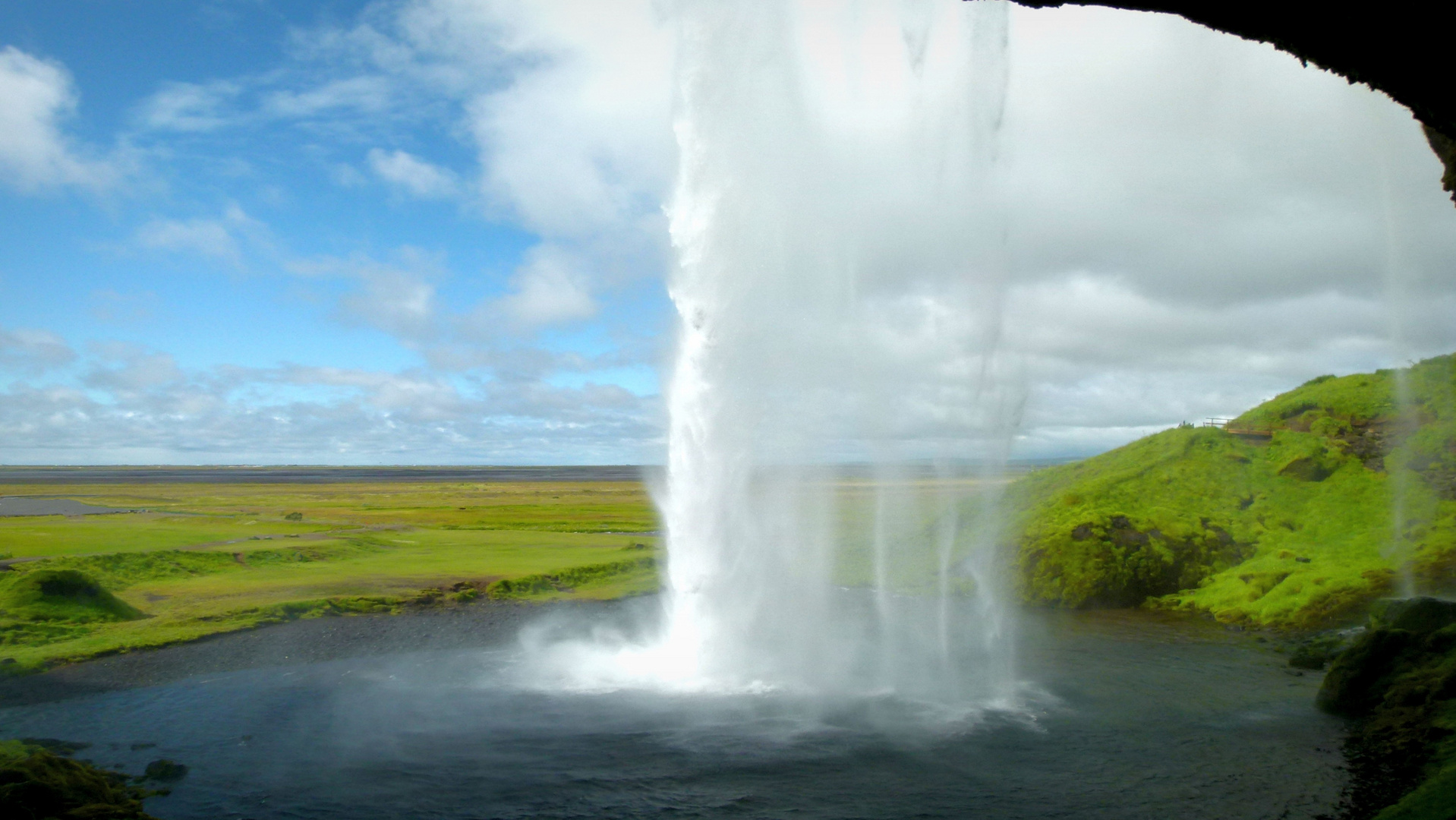 Hinter dem Seljalandsfoss-Derrière le Seljalandsfoss-Behind The Fall