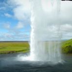 Hinter dem Seljalandsfoss-Derrière le Seljalandsfoss-Behind The Fall