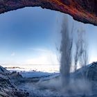 * Hinter dem Seljalandsfoss *