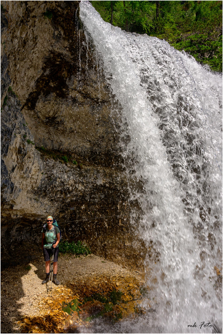 Hinter dem Wasserfall