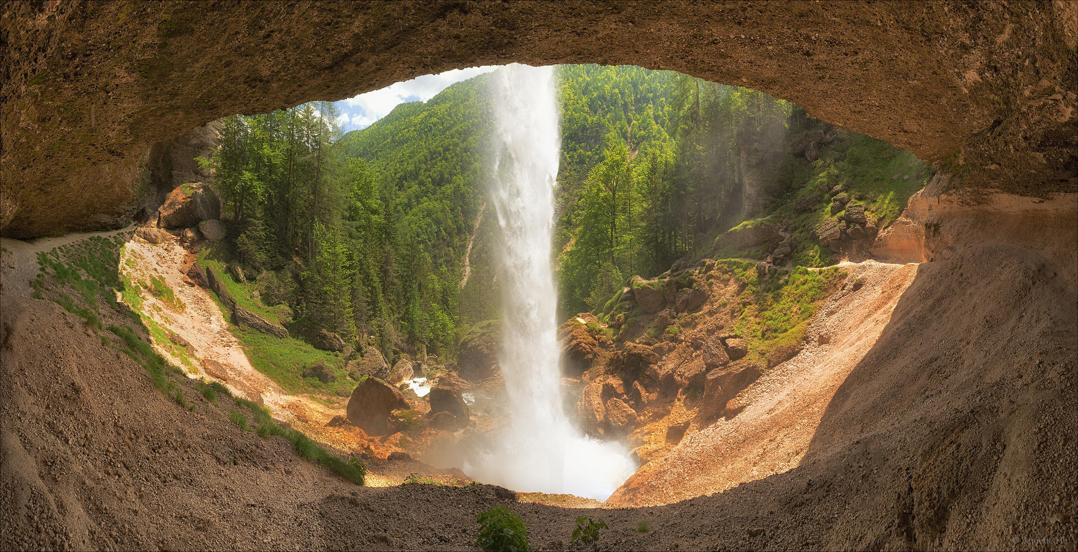 Hinter dem Wasserfall