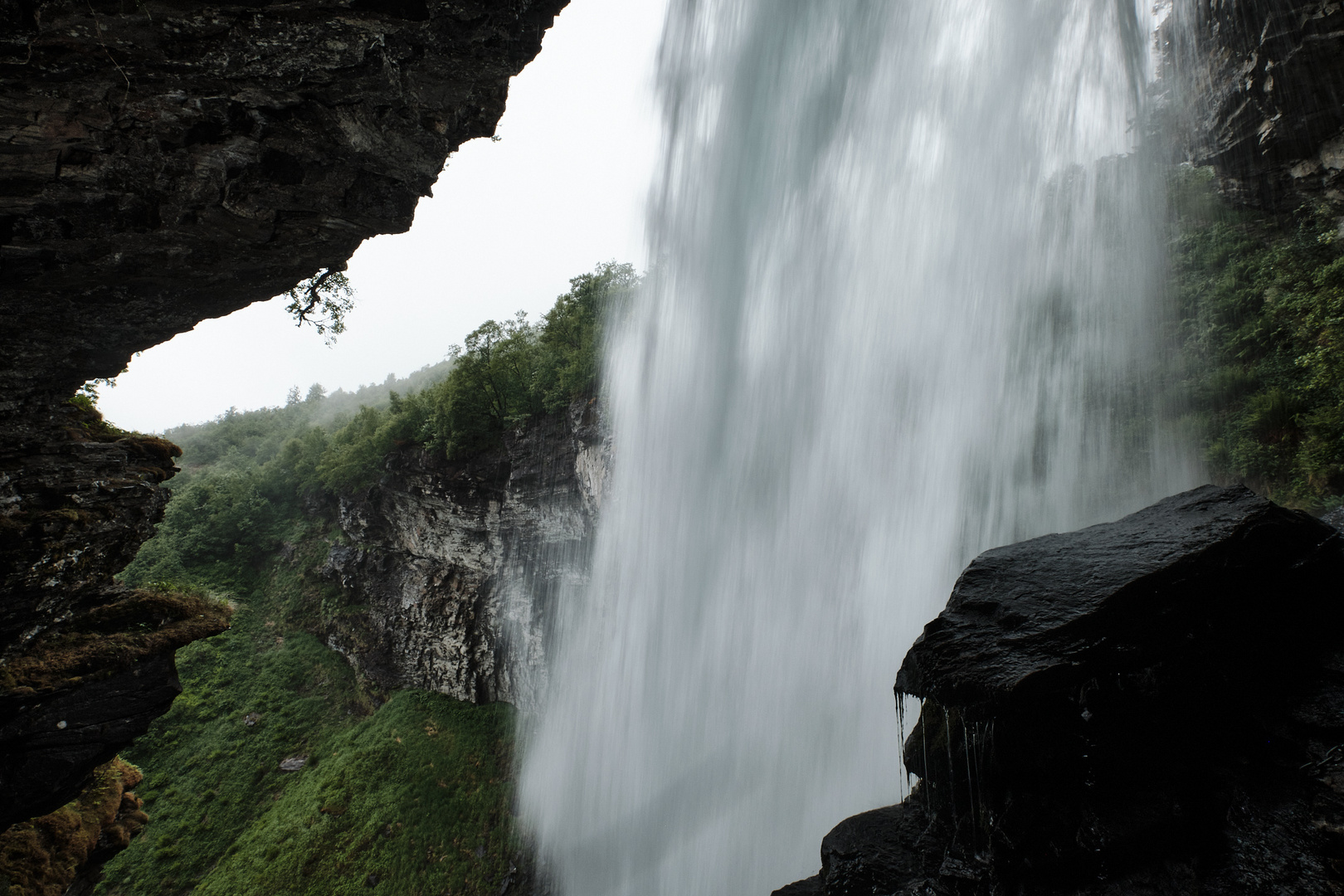 Hinter dem Wasserfall