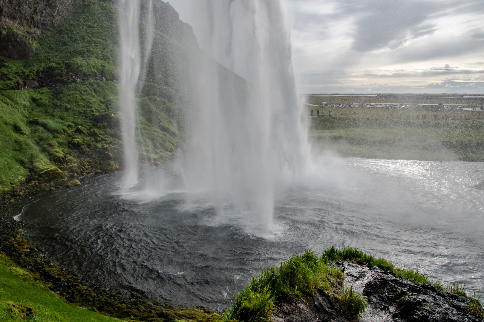 hinter dem Wasserfall