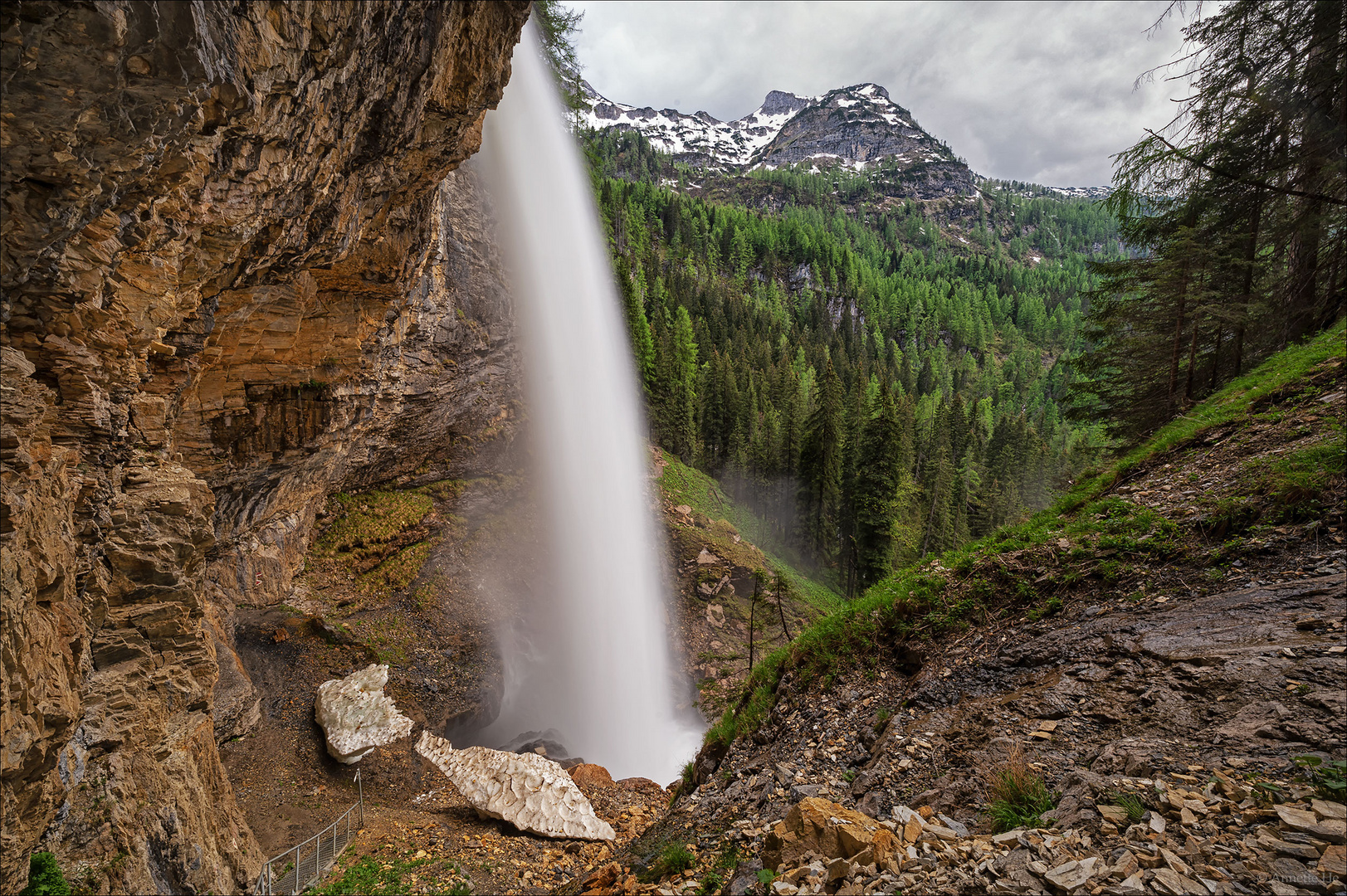 Hinter dem Wasserfall