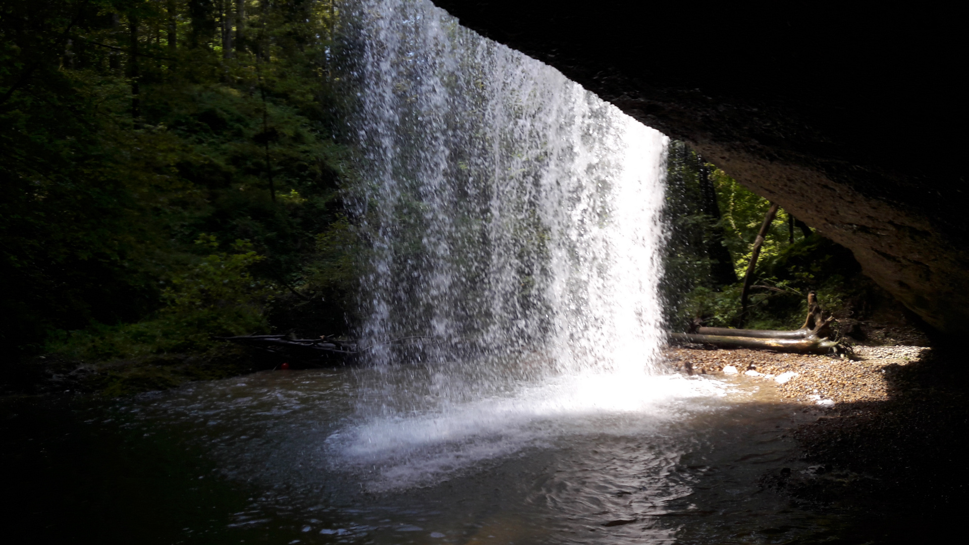 hinter dem Wasserfall