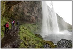 Hinter dem Wasserfall