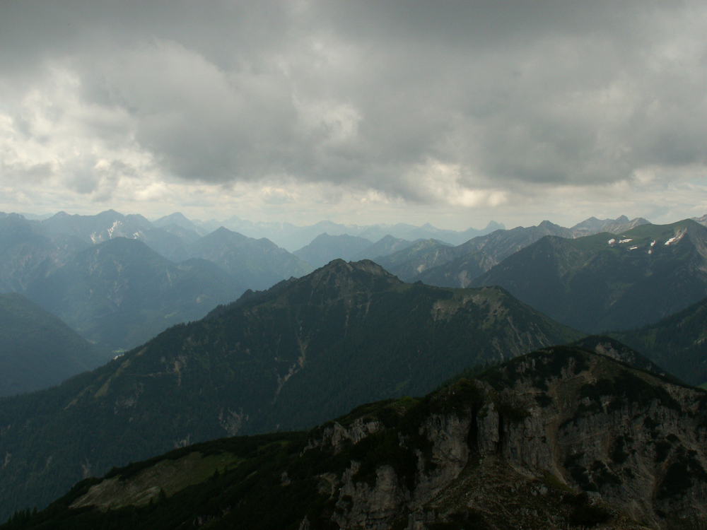 Hinter den Bergen...