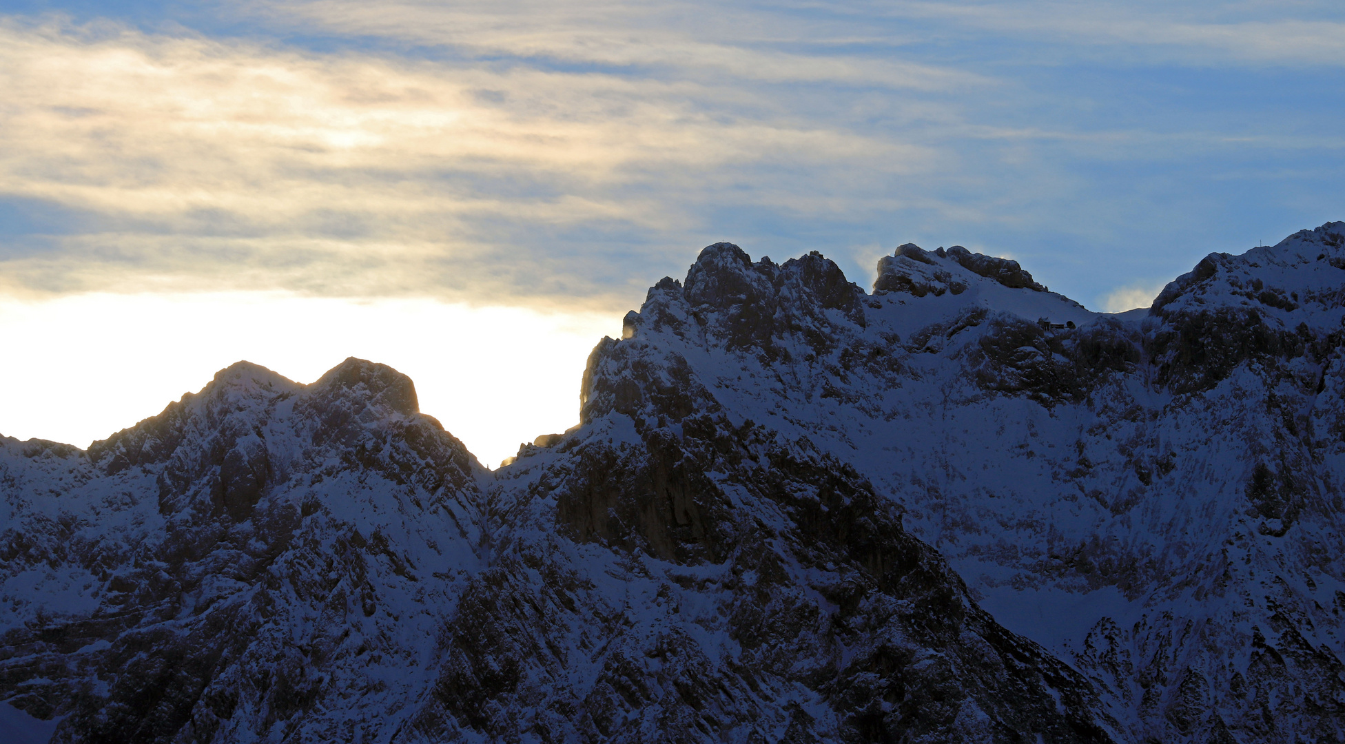 Hinter den Bergen...