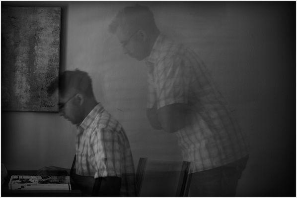 _hinter den Dingen stehen_