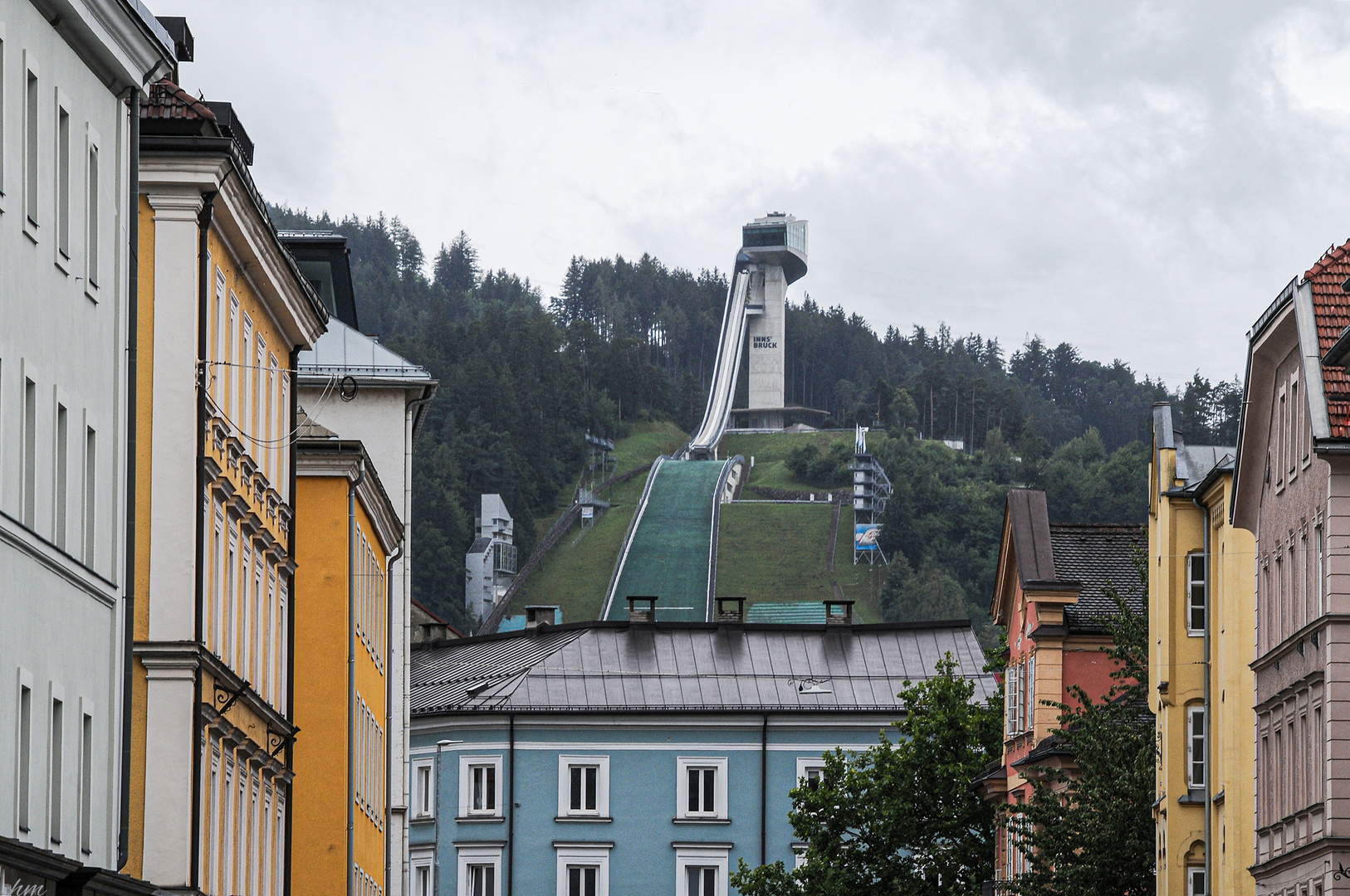 hinter den Häusern