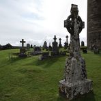 Hinter den Kloster-Ruinen auf dem Rock of Cashel bei Cahir (Grafschaft Munster)