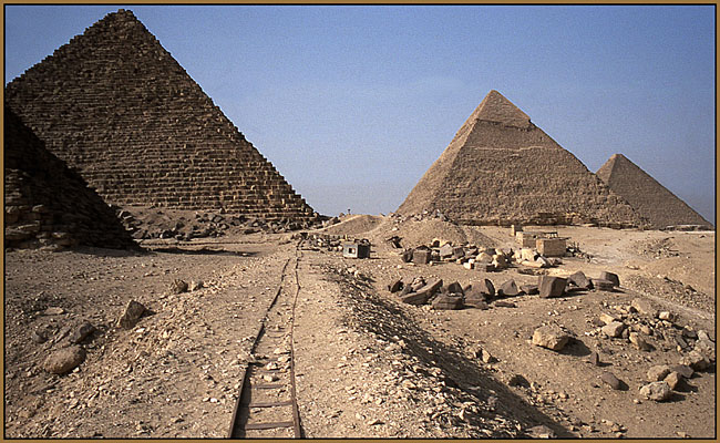Hinter den Pyramiden
