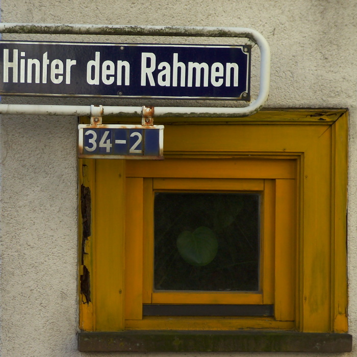 Hinter den Rahmen