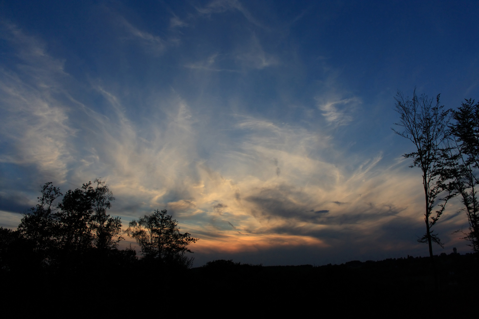 Hinter den Wolken