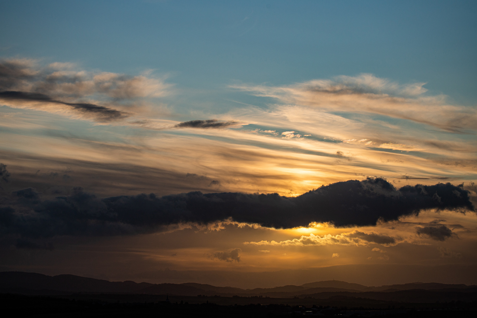 Hinter den Wolken