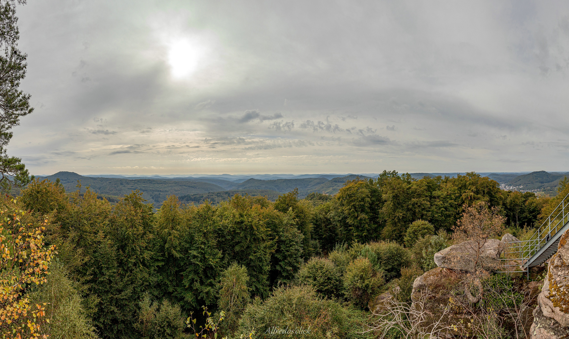 Hinter den Wolken