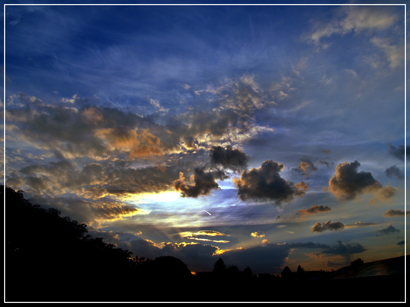 Hinter den Wolken