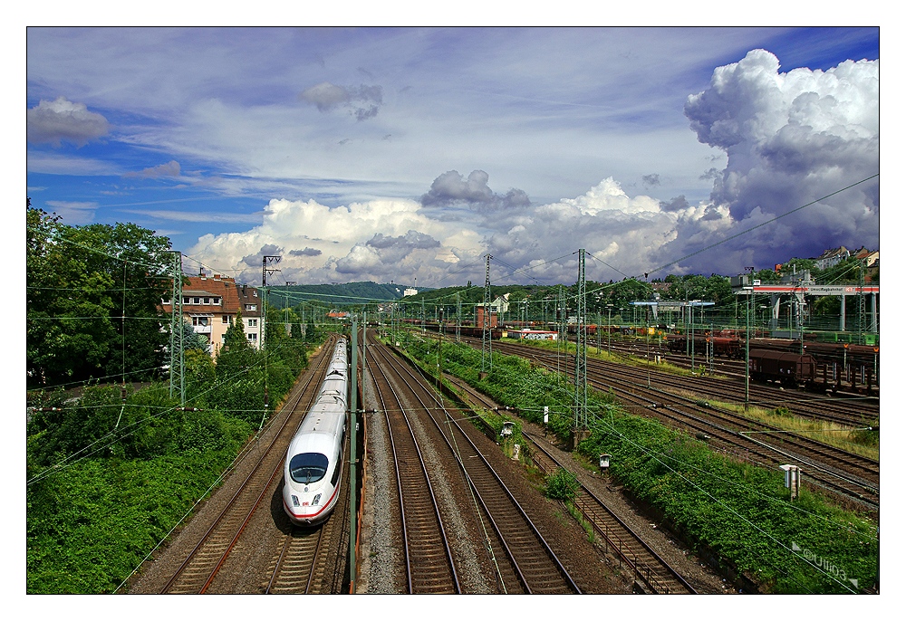 Hinter den Wolken