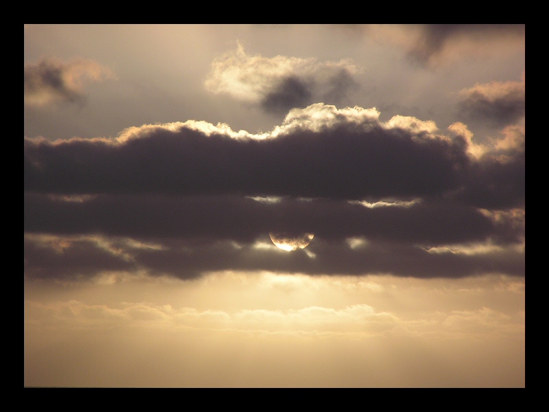 Hinter den Wolken