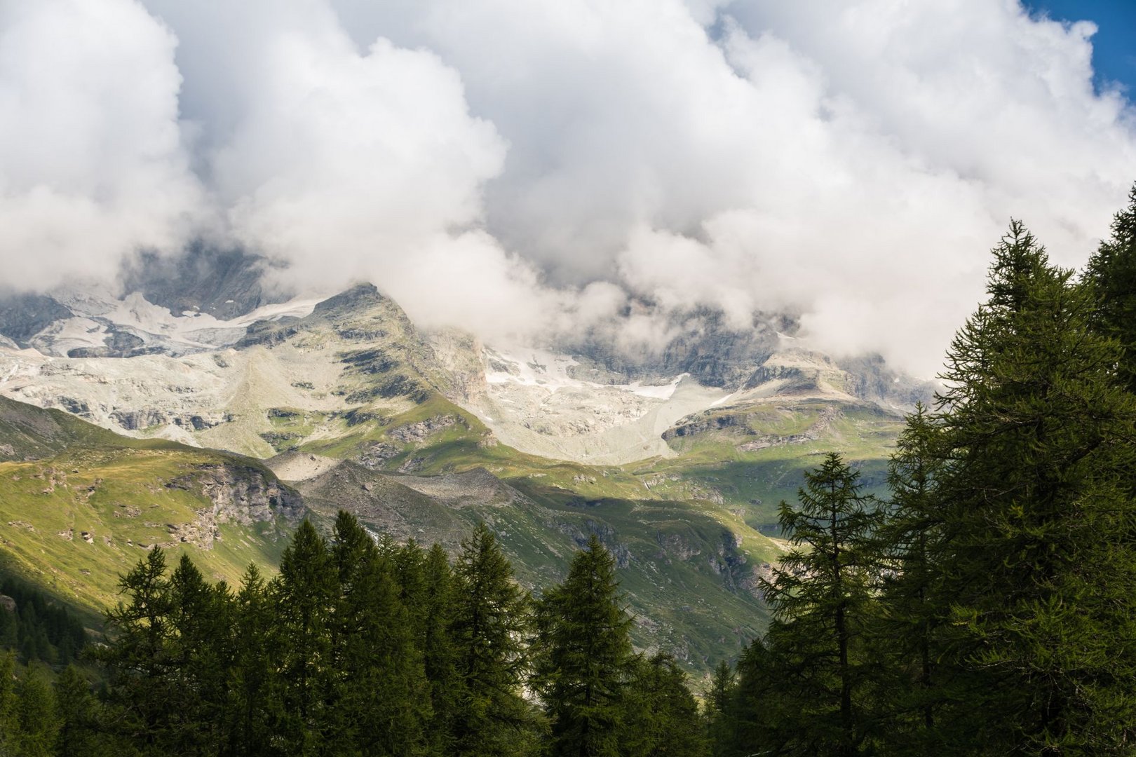 Hinter den Wolken