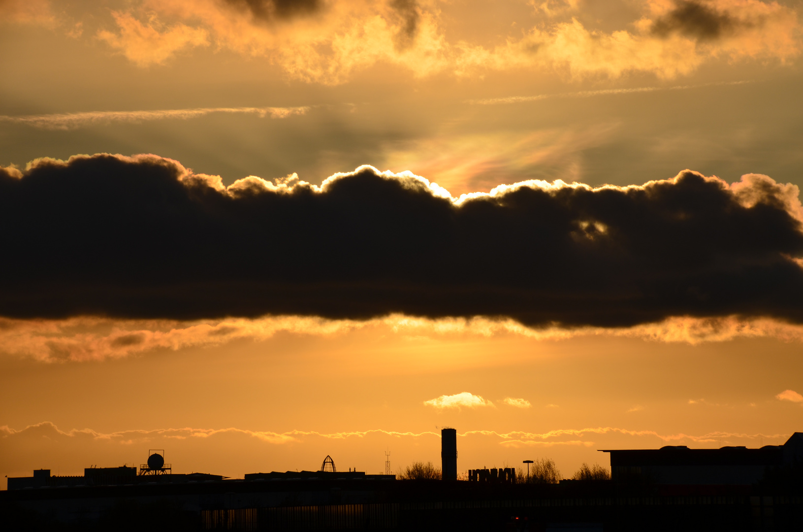 Hinter den Wolken