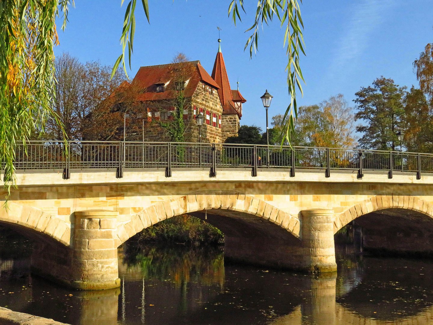 Hinter der Brücke