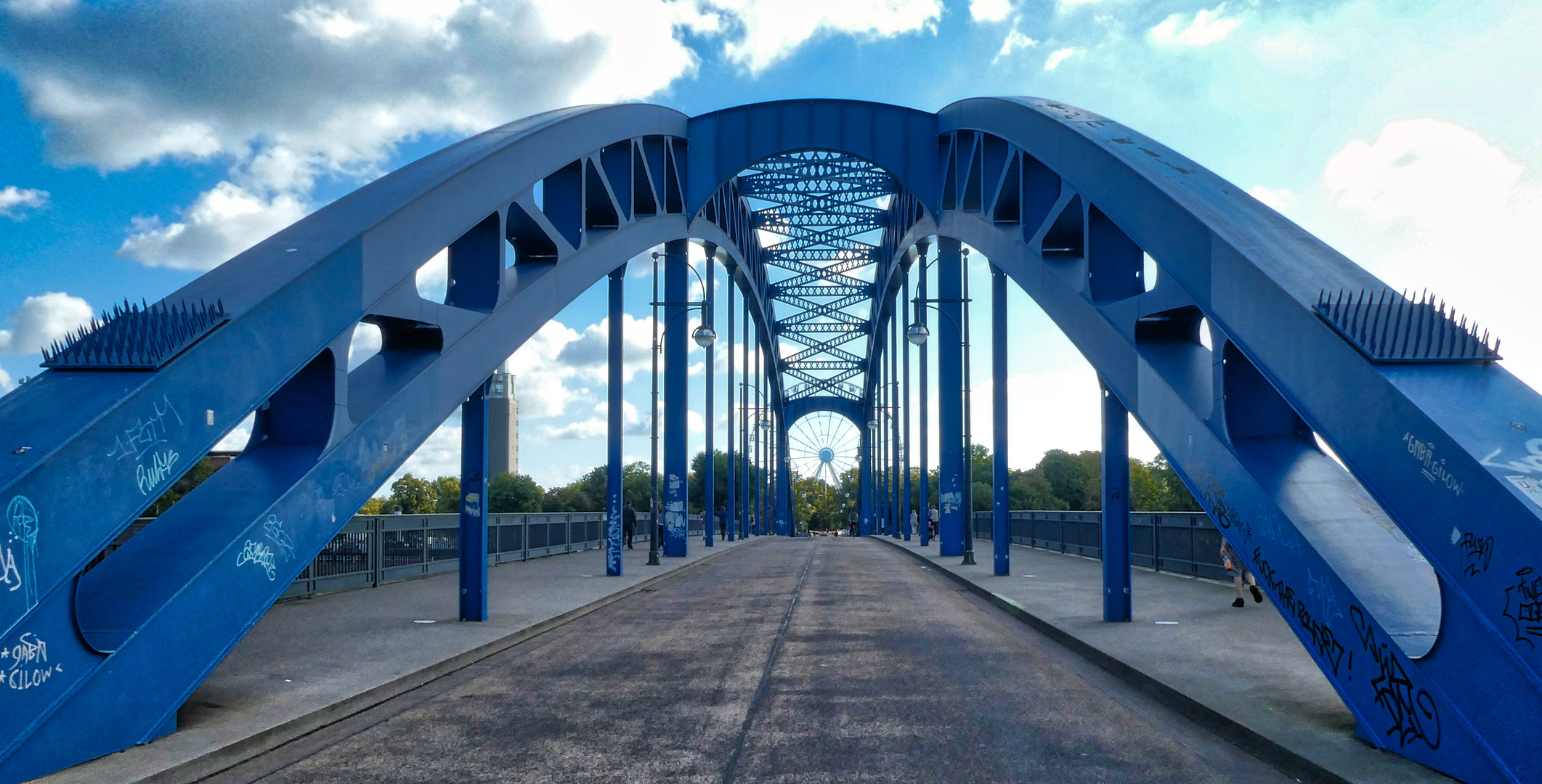 HINTER DER BRÜCKE