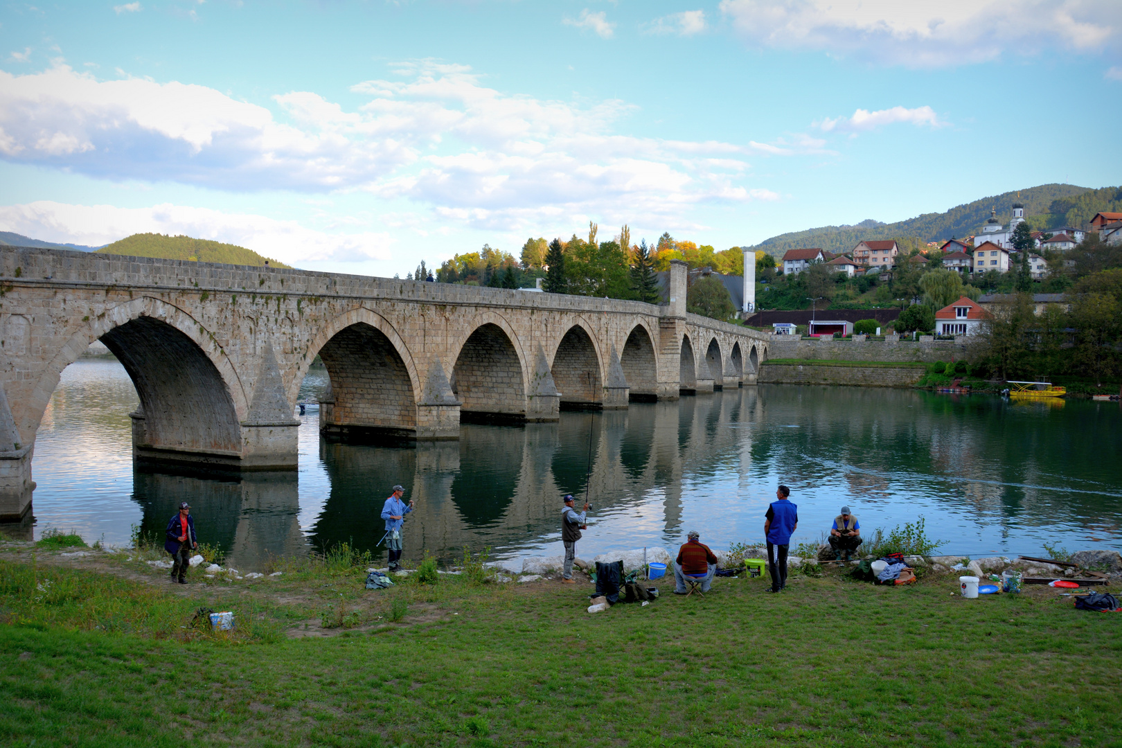 Hinter der Brücke über die Drina 