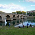 Hinter der Brücke über die Drina 