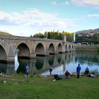 Hinter der Brücke über die Drina 