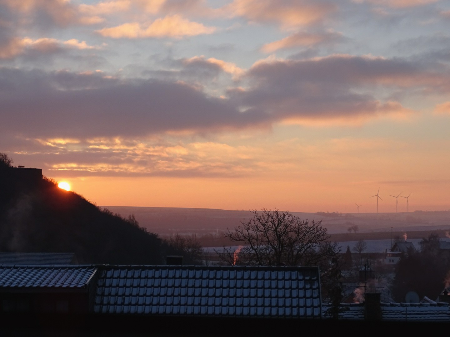 Hinter der Burg geht die Sonne auf